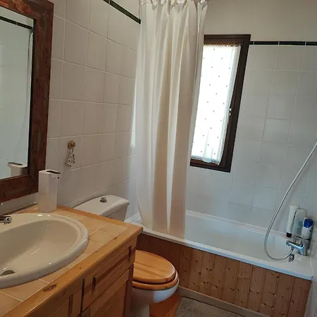 Casa Con Gran Jardin Junto A Llivia Estavar