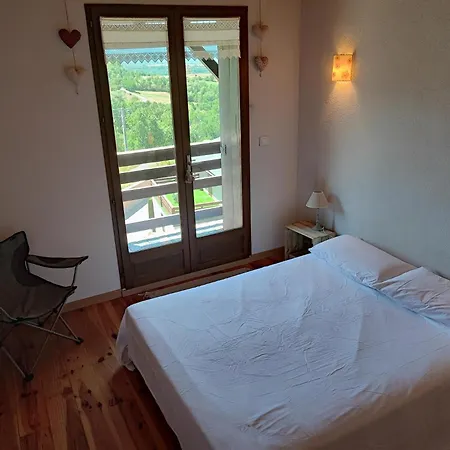 Casa Con Gran Jardin Junto A Llivia *